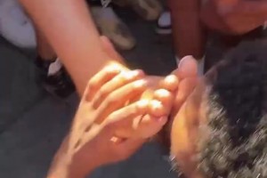 太疯狂了！尼克斯球迷当众舔脚：所做的一切都是为了尼克斯
