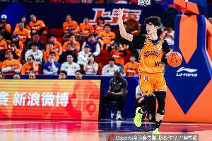 上海男篮荣获冠军！偰李永炜在社交媒体分享夺冠写真：我们实现了