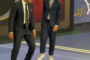 松弛感拉满！亨利和伊布在演播间秀球感引欢呼