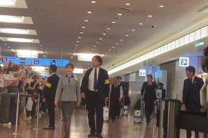 世界杯遭巴西淘汰！日本国家队回国，球迷热情欢呼接机！