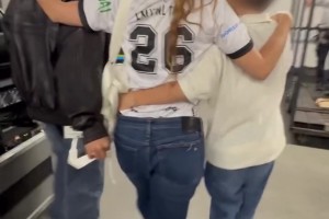 夏奇拉和儿子一起看阿根廷比赛，13岁的儿子比妈妈还高