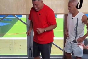 松弛感！大罗在线教罗马里奥跳舞