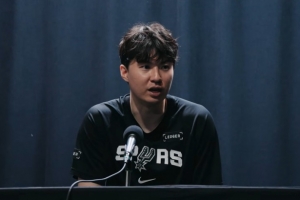 李贤重表示，队友非常乐意传给他球，并对他的能力充满信任。