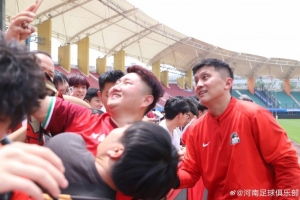 一线队开放日：球员球迷亲密互动