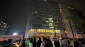 盘外手段是否有效？墨西哥球迷昨夜在酒店外围放声高歌，赛前对厄瓜多尔进行抗议