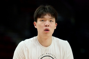 杨瀚森未为等待的球迷签名,球迷回应:那我们都没吃饭了,你签名可以吗?