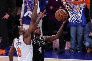 福克斯入场学习……WNBA球员关键时刻未完成上篮被判犯规 解说提及福克斯
