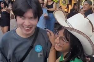 墨西哥女球迷狂热献吻韩国少年，观众齐声欢呼