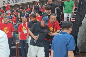赵本山与宋小宝现场目睹男篮世预赛比赛,工作人员搀扶下提前退场