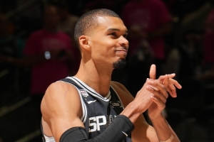 巴克利:文班让我对NBA未来充满信心,但今年马刺难以夺冠