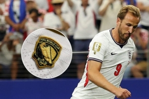 2018世界杯金靴得主凯恩穿戴FIFA官方特制臂章