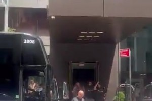 这也太疯狂了！大批纽约球迷堵在酒店门口，给马刺队送上嘘声