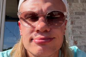 阳光灿烂开朗的大男孩！备战世界杯的哈兰德分享自拍