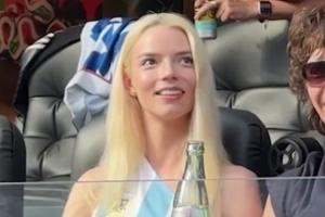 安雅·泰勒-乔伊，美英阿籍女演员，观战世界杯并身着阿根廷风格服饰