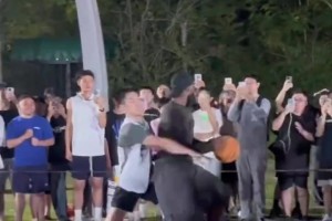 杰伦·布朗昨晚现身杭州铜鉴湖，与球迷切磋球技