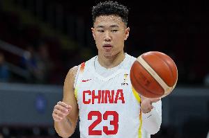 攻坚神器！贺希宁半场得分10分，仅4投中，收获10分1篮板2助攻，成为全队唯一得分上双球员