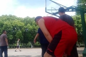 野球场上中年人的敞亮，懂得收放自如！