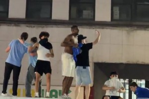 齐喊法克吹杨！尼克斯球迷竟然占领警车并在上面跳舞
