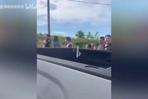 凯旋而归！尼克斯球员车队抵达纽约机场，球迷夹道欢迎