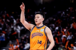 开场即发力!李弘权半场11分钟仅2投1中得3分,2次犯规