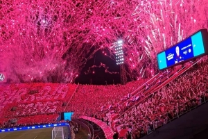 巴拉圭友谊赛前球场烟花绽放,首场世界杯赛事迎战美国