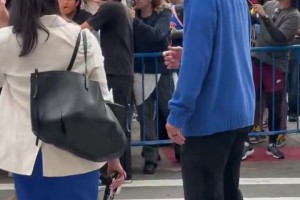 人气真高啊！林书豪在纽约街头做节目 一群狂热球迷和他互动