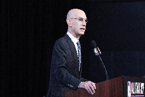 萧华表示支持65场赛制,认为球星出勤率显著提升,未来将继续探讨优化方案