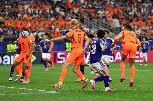 荷兰1-0日本领先！赫拉芬贝赫传球，范戴克头球得手