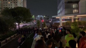 墨西哥球迷深夜在英格兰酒店外鼓乐喧哗，安保置之不理