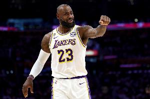 A·史密斯：詹姆斯当之无愧5200万年薪，他仍属NBA前15强球员及票房前三