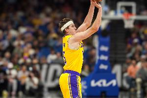 湖人休赛期支出高达4.46亿,里夫斯签下4年1.85亿合同,凯斯勒获4年1.3亿合约