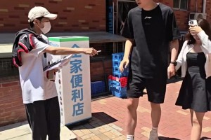 杨瀚森昨日在北京携女友参加活动，婉拒了球迷签名&合影的请求