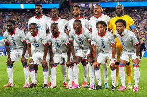 队报：众多海地球迷因经济原因无法购买球票，选择在球场外酒吧集体观看比赛