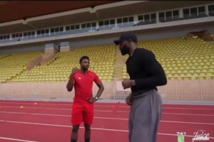 布朗向地球上最快男人之一莱尔斯学习速度提升技巧