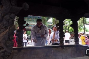 笑死！杰伦·布朗想上香，奈何火机质量不行，打了半天火没燃