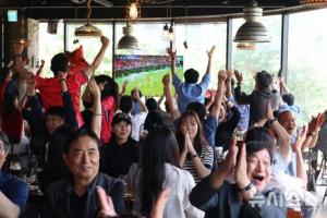 这就是世界杯!韩媒报道:韩国士司机路边驻足观赛,商场内民众欢庆