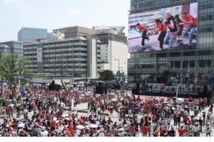 韩媒报道：韩国光化门广场世界杯观赛人数超万人