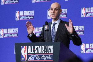 萧华:NBA夏季联赛将重新审视假摔判罚规则,研究超过1000个回合回放内容