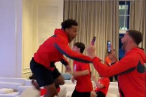 美国男足观战NBA总决赛，目睹尼克斯惊天逆转热烈庆祝
