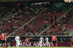 大量空位！记者晒图质问FIFA关于韩国对阵捷克比赛上座人数的虚假报道：44985人？