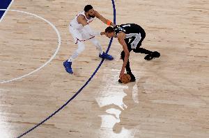 追逐梦想:文班激出不当行为或应停赛两场,NBA却宽恕了他!