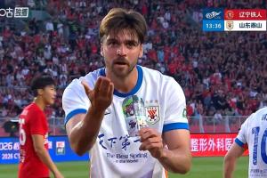 泰山客场领先1-0！前场默契配合，谢文能助攻，泽卡包抄射门得分